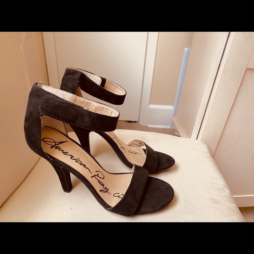 *NWOT BLACK SUMMER HEELS !